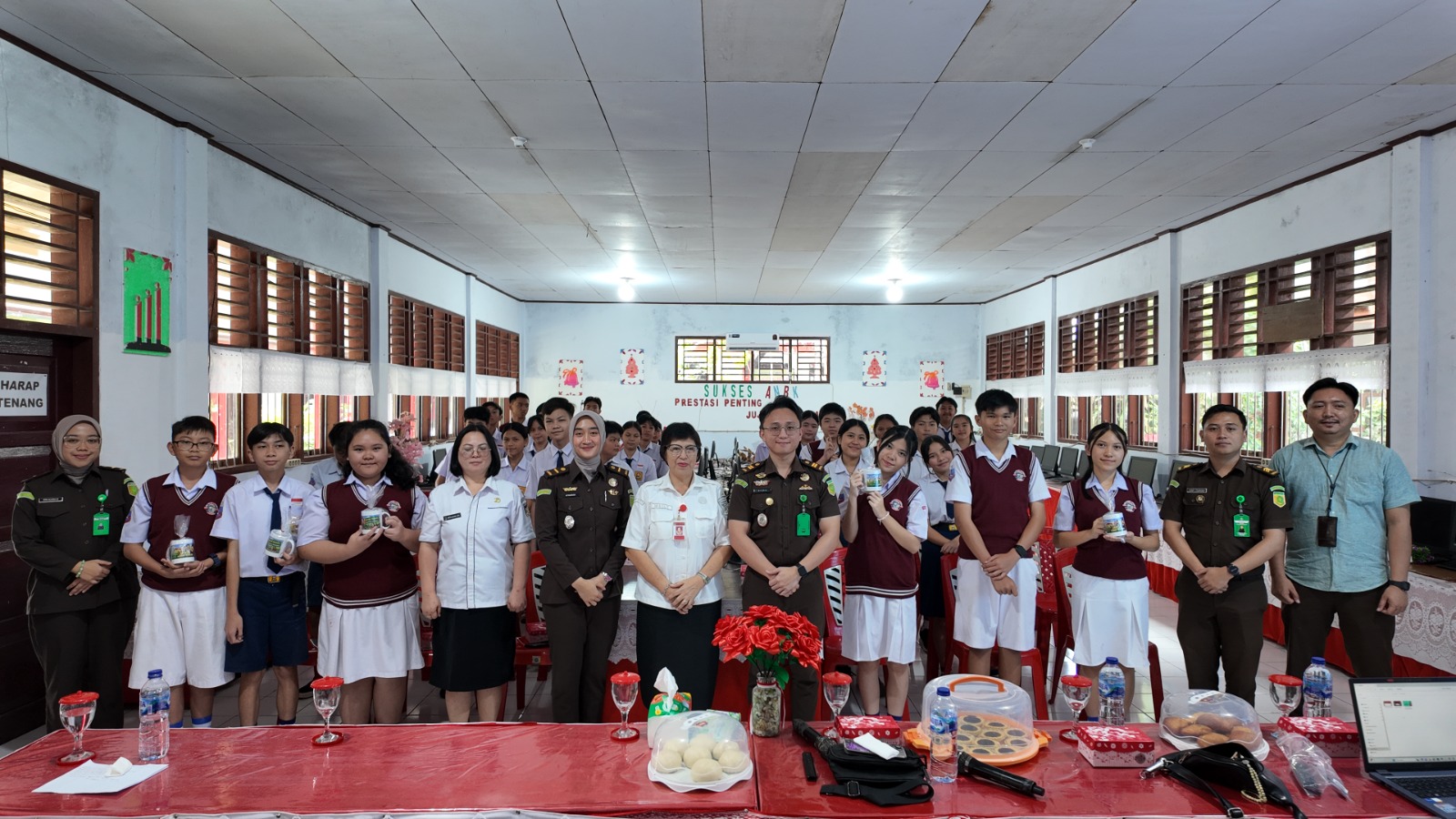 Kejari Minahasa Bekali Siswa SMPN 1 Tondano Lewat Program Jaksa Masuk Sekolah
